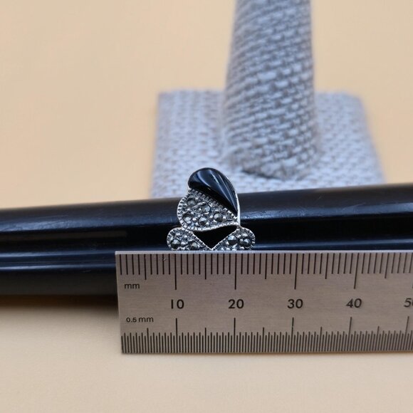 Size 8.5 Sterling Silver X Pattern Marcasite Heart Onyx Band Ring A5513 - Picture 8 of 9
